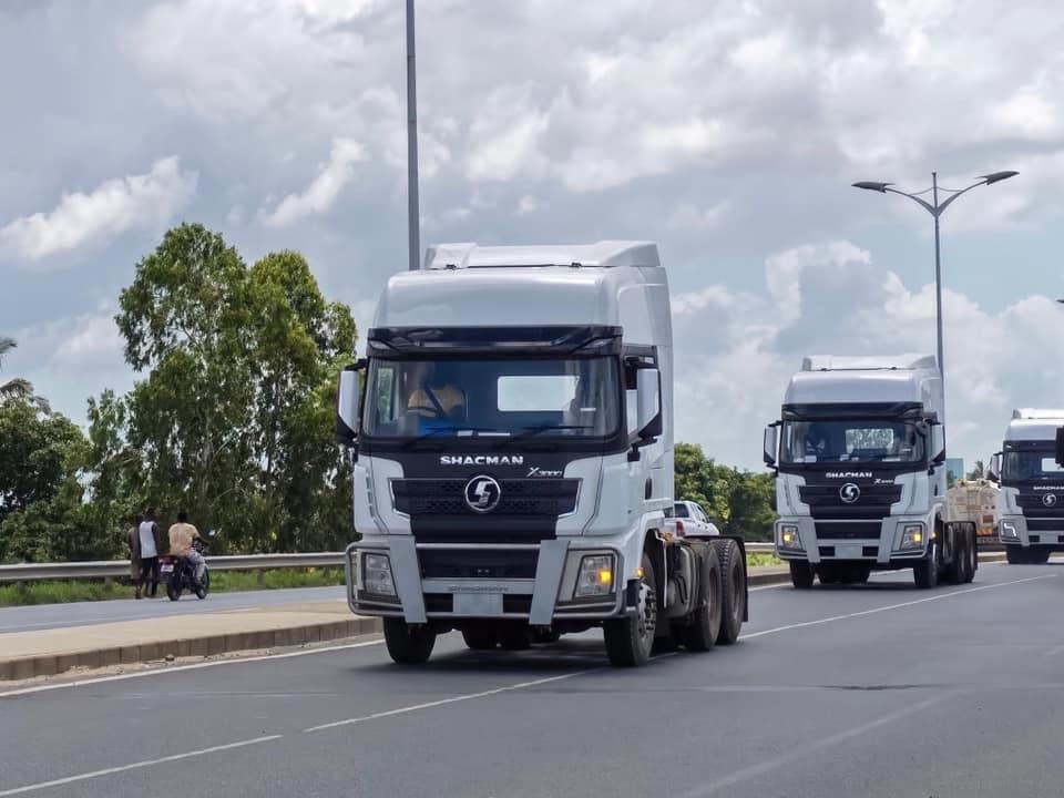 SHACMAN X3000 6X4 đầu máy kéo 420HP 450HP xe tải kéo đơn đôi ngủ lái bên phải cho Tanzania