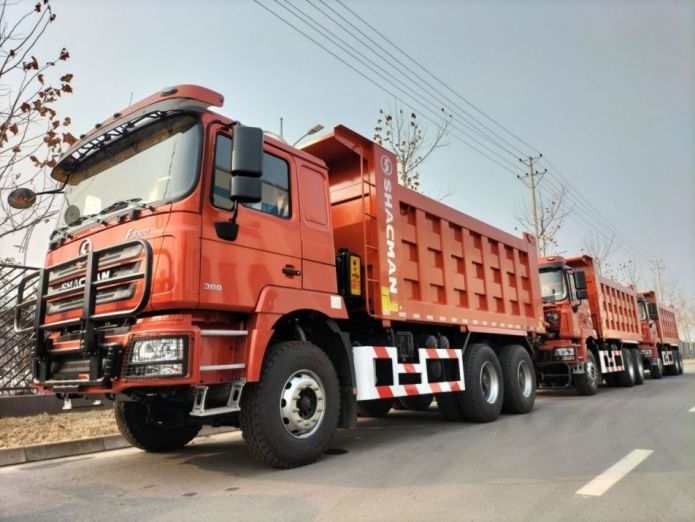 Neon Red Heavy Dump Truck Hệ thống giảm thiểu va chạm 25T Capacity 6x6 6x4 8x4 Drive Type 12 Wheels 1800 3200 1350mm Wheel