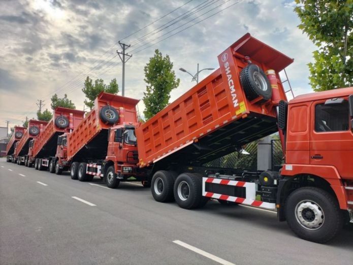Neon Red Heavy Dump Truck Hệ thống giảm thiểu va chạm 25T Capacity 6x6 6x4 8x4 Drive Type 12 Wheels 1800 3200 1350mm Wheel