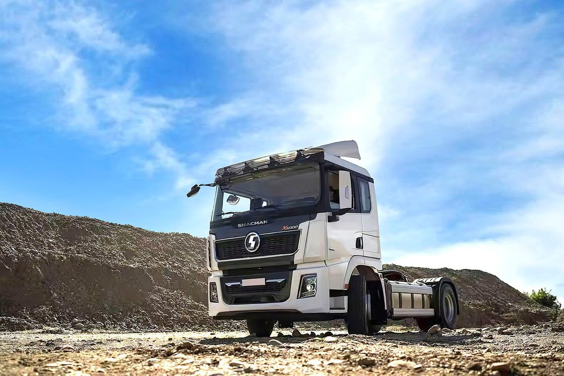 SHACMAN X5000 Tractor Head with 400L Fuel Tank 12R22.5 Tires and WEICHAI Engine 6x4 460HP EuroV Red